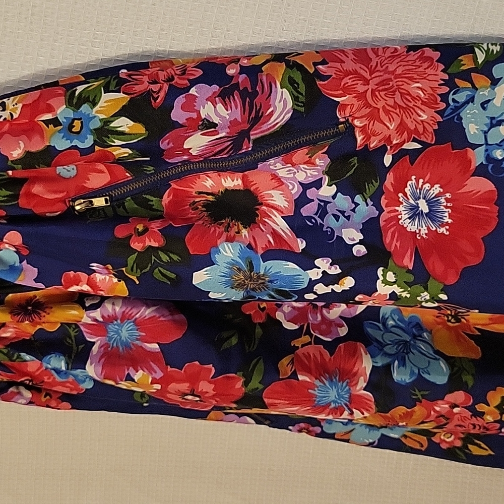 Speed Control Floral Dress - Picture 2 of 5